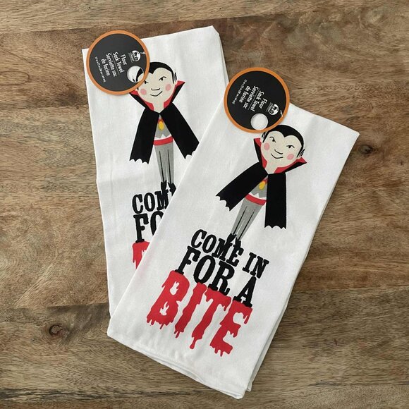 New 2Pk Vampire Halloween Kitchen Towels - Picture 1 of 3